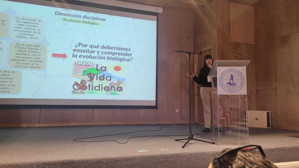 Estudiante del Magíster en Didáctica de las Ciencias Experimentales participa en congreso sobre evolución biológica Jocelyn Alarcóno en Seminario Evolución